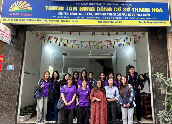 Trung tâm Hừng Đông cơ sở Thanh Hoa đón tiếp đoàn sinh viên Trường Đại học Giáo dục - ĐHQGHN
