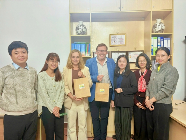 Đoàn chuyên gia Na Uy ghé thăm Trung tâm Hừng Đông